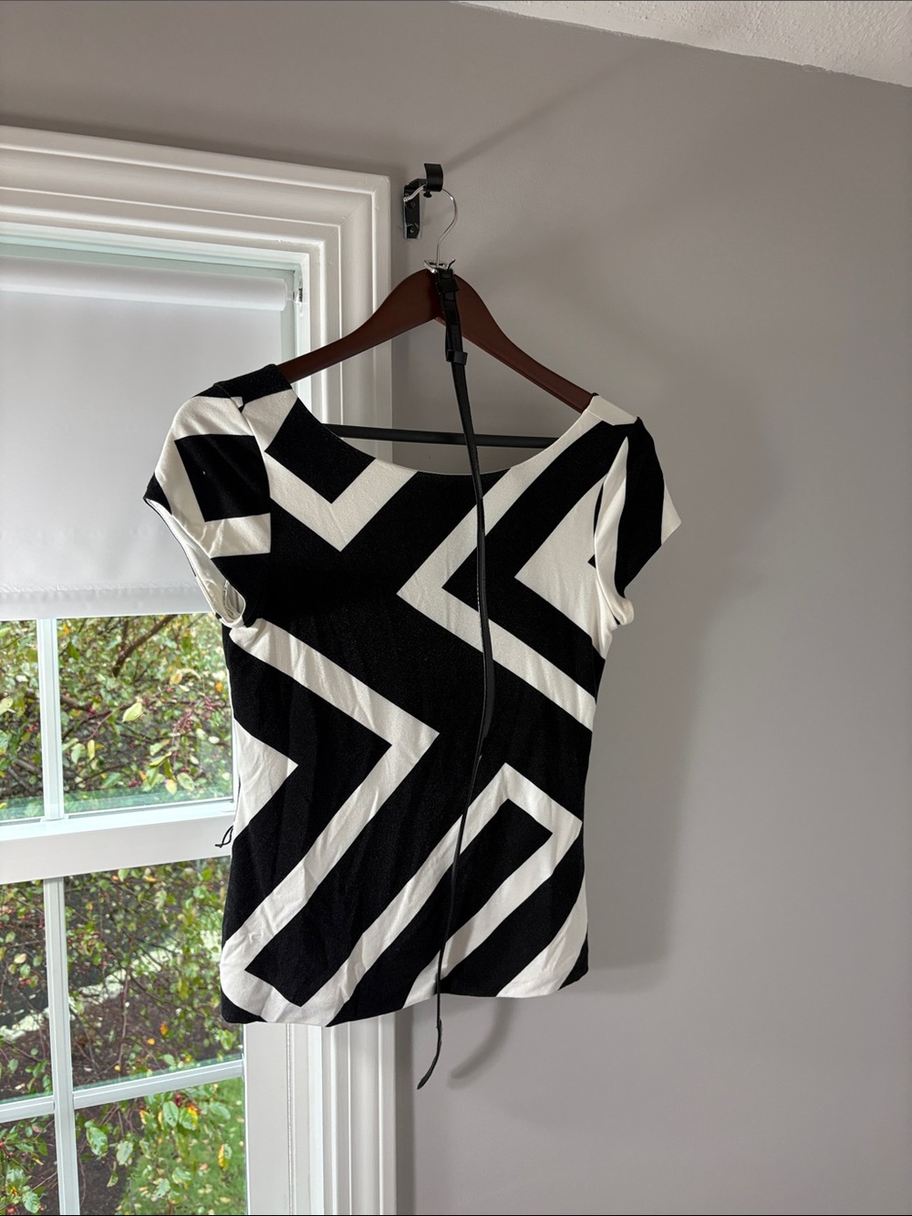 White House Black Market Black and White Geometric Cap Sleeve Top